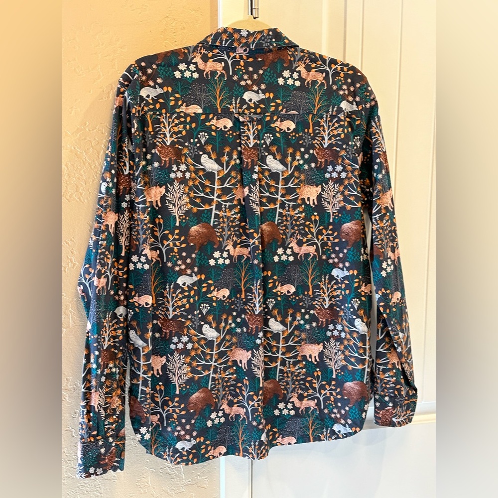 Beautiful Duluth button shirt. Adorable animals on it